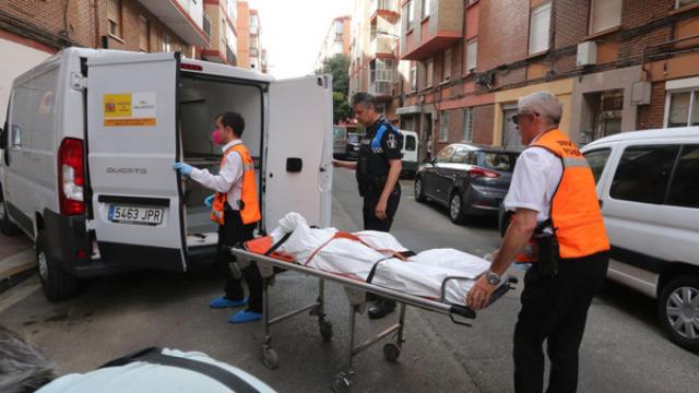 Los servicios funerarios retiran los cadáveres de dos mujeres en la vivienda de la Rondilla