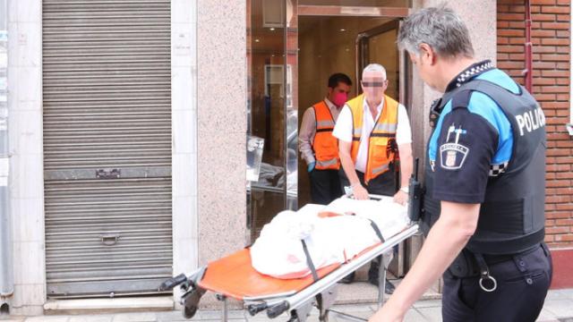 Los servicios funerarios retiran los cadáveres de la vivienda de la calle Linares 32 en La Rondilla