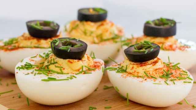 Receta de huevos rellenos de atún con aceitunas negras, ¡riquísimos! 🥚