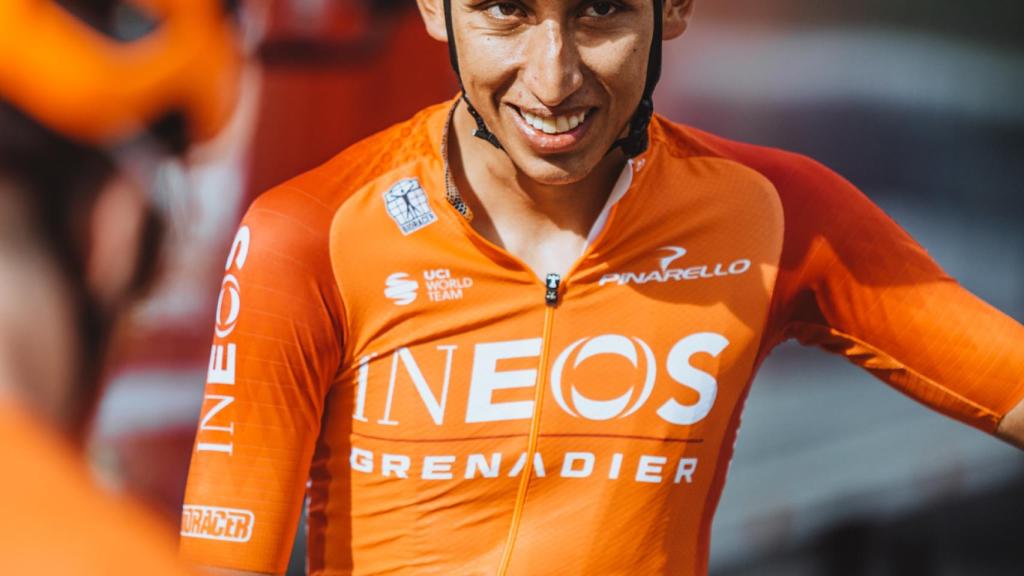 Egan Bernal durante un entrenamiento con sus compañeros