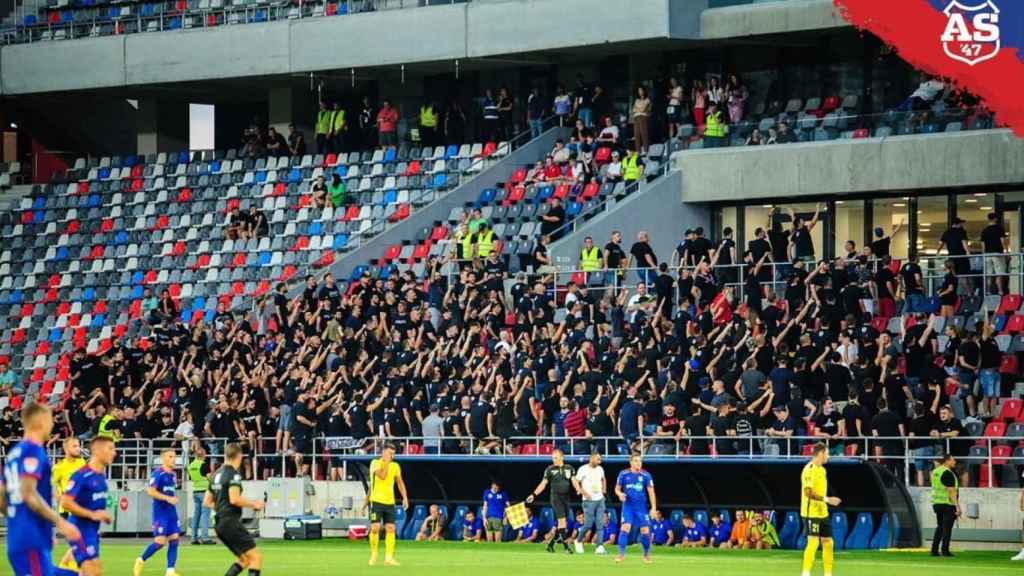 Los ultras del Steaua de Bucarest durante un partido de Conference League