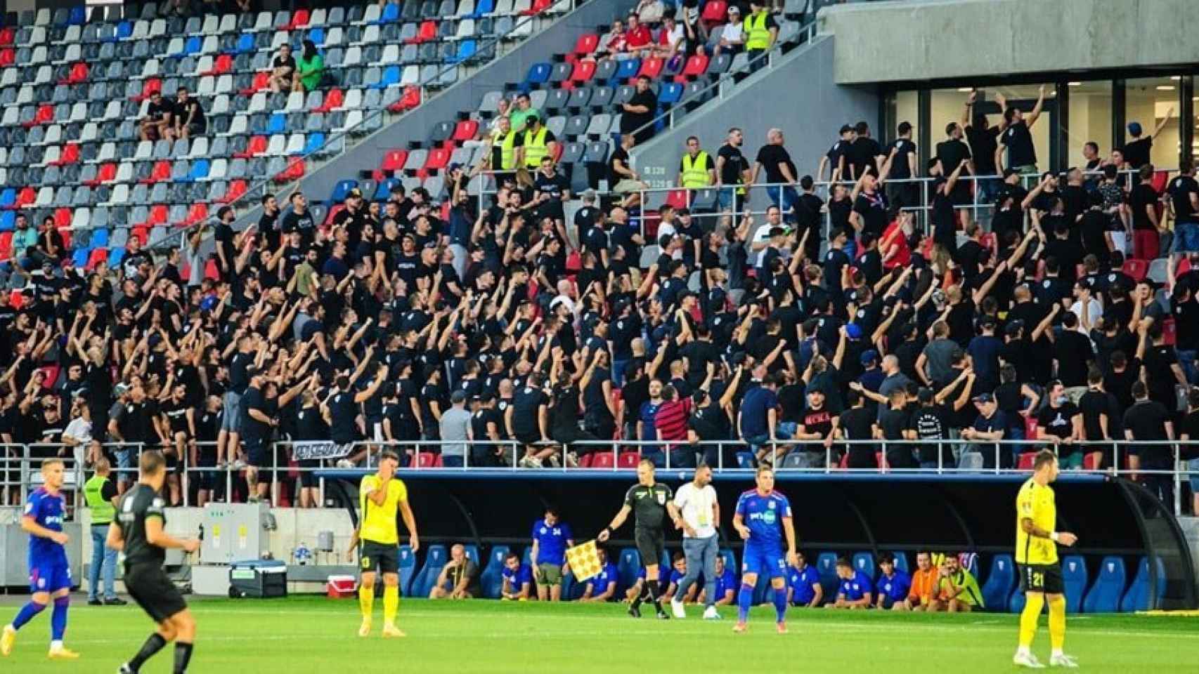 Los ultras del Steaua de Bucarest durante un partido de Conference League