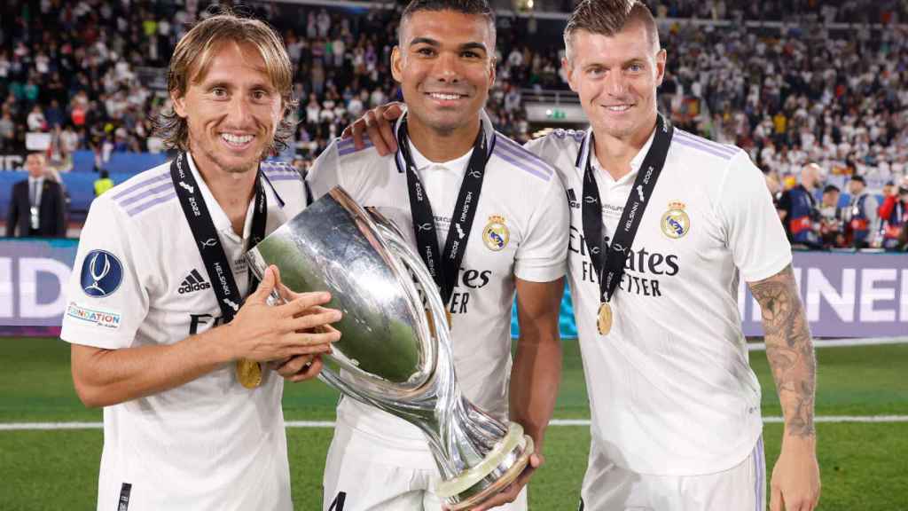 Modric, Casemiro y Kroos, con el trofeo de la Supercopa de Europa 2022