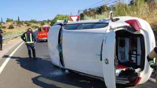 Accidente de tráfico en el Valle de Toledo: dos niñas atrapadas al volcar un coche