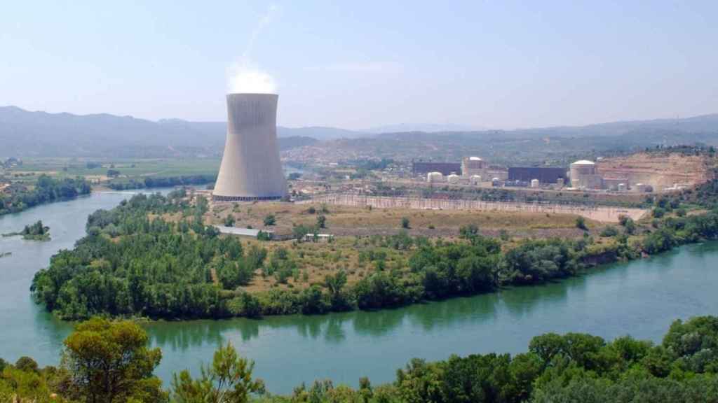 Central nuclear de Ascó (Tarragona), junto al río Ebro. Sus residuos radiactivos, excepto el combustible usado, se almacenan en El Cabril (Córdoba).