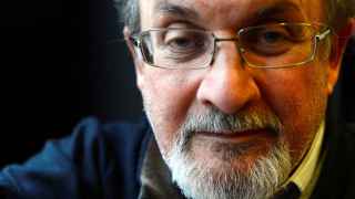 Salman Rushdie posa en una entrevista de 2012.