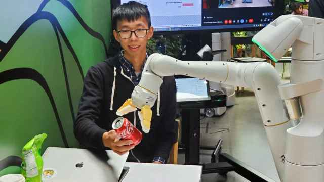 Robot de Google sirviendo a Fei Xia, científico de Google.