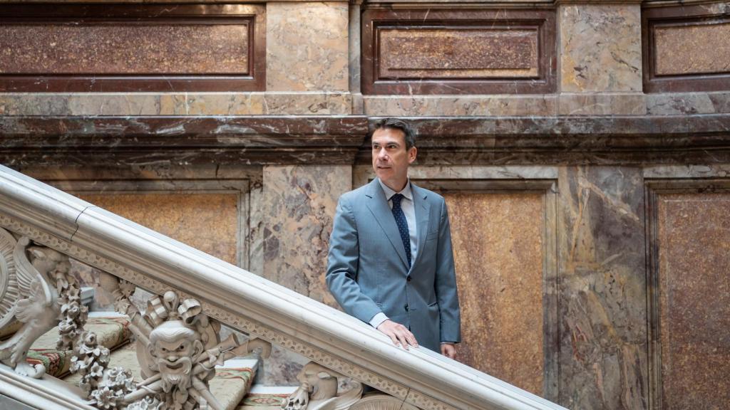 Enrique Ojeda en una de las escaleras de Casa de América