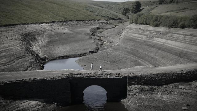 Los niveles de agua caen por la sequía.