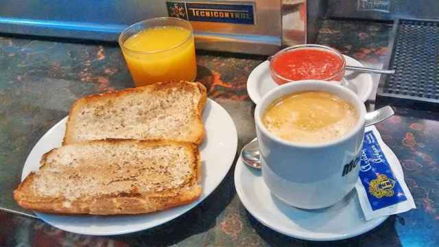 Un desayuno típico en un bar español.