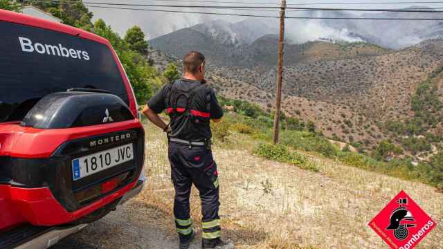 Bomberos trabajando en el área incendiada en La Vall d'Ebo (Alicante).