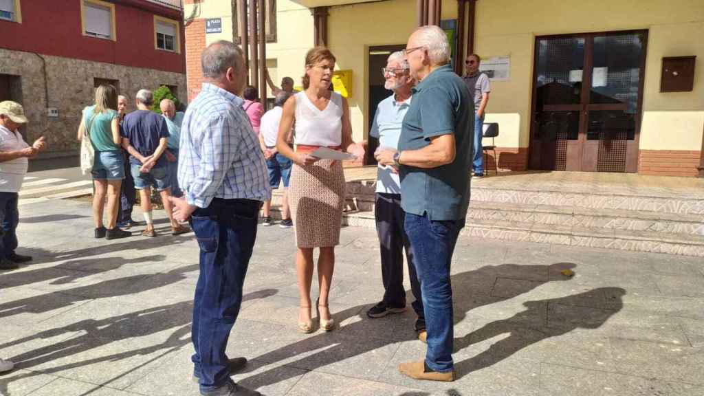 La delegada territorial de la Junta en Zamora, Clara San Damián visitando las oficinas de información de Villardeciervos y Ferreras