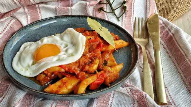 Huevos con sepia en salsa provenzal, una receta en 10' llena de proteínas