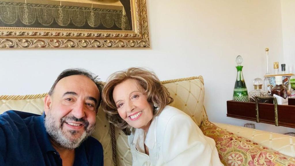 La presentadora María Teresa Campos en una imagen junto a su amigo Yusan, en su nueva casa de Madrid.