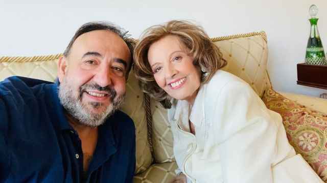 La presentadora María Teresa Campos en una imagen junto a su amigo Yusan, en su nueva casa de Madrid.