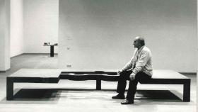 Eduardo Chillida en el Martin Gropius Bau, Berlín (1991). Sucesión Eduardo Chillida y Hauser & Wirth. © Zabalaga Leku. San Sebastián, VEGAP, 2022. Foto: Jesús Uriarte