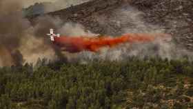 Un helicóptero trabaja en las labores de extinción de un incendio declarado en Bejís.