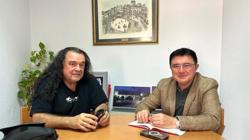 Reunión de Teo García con el presidente del Círculo de Arte , Fernando Barredo