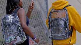 Estudiantes con mochilas transparentes en un instituto de Texas.