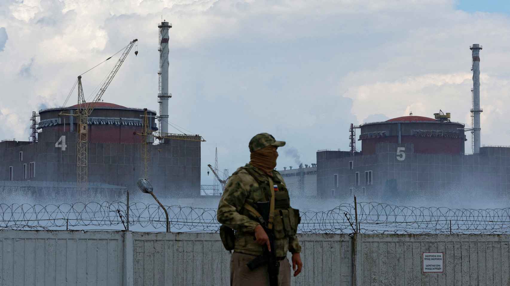 Un soldado ruso hace guardia ante la central nuclear de Zaporiyia.