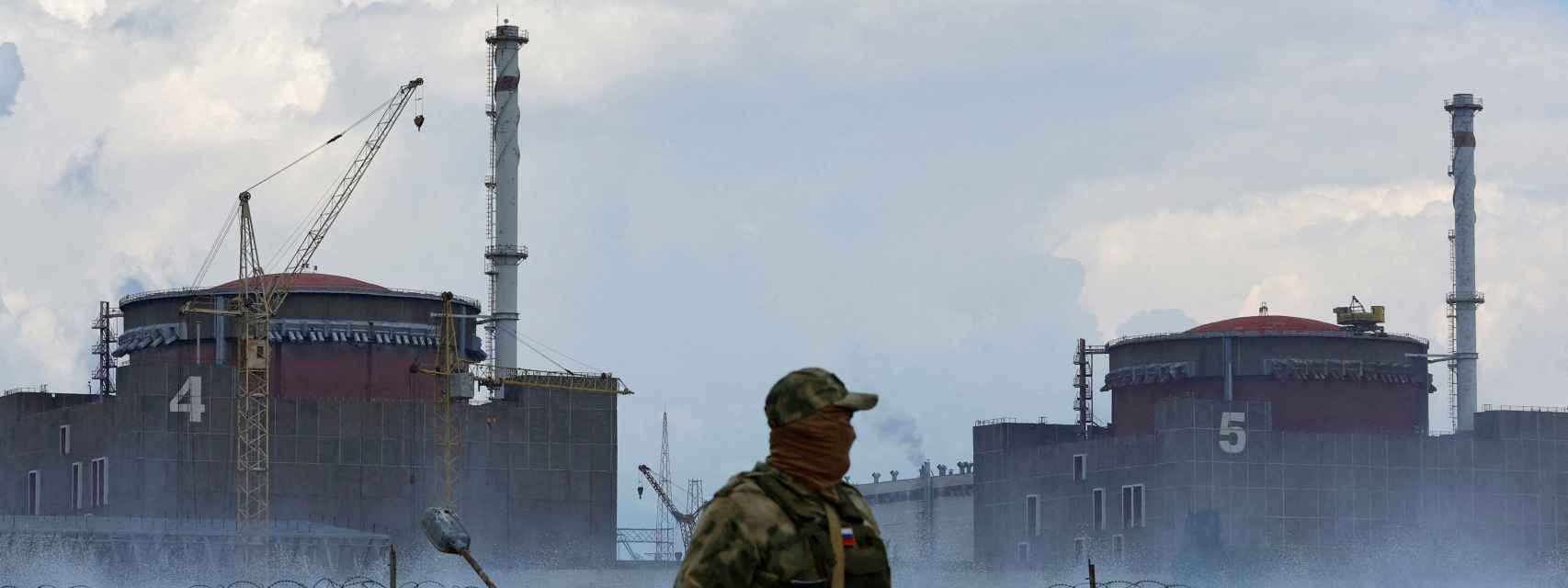 Un soldado ruso hace guardia ante la central nuclear de Zaporiyia.