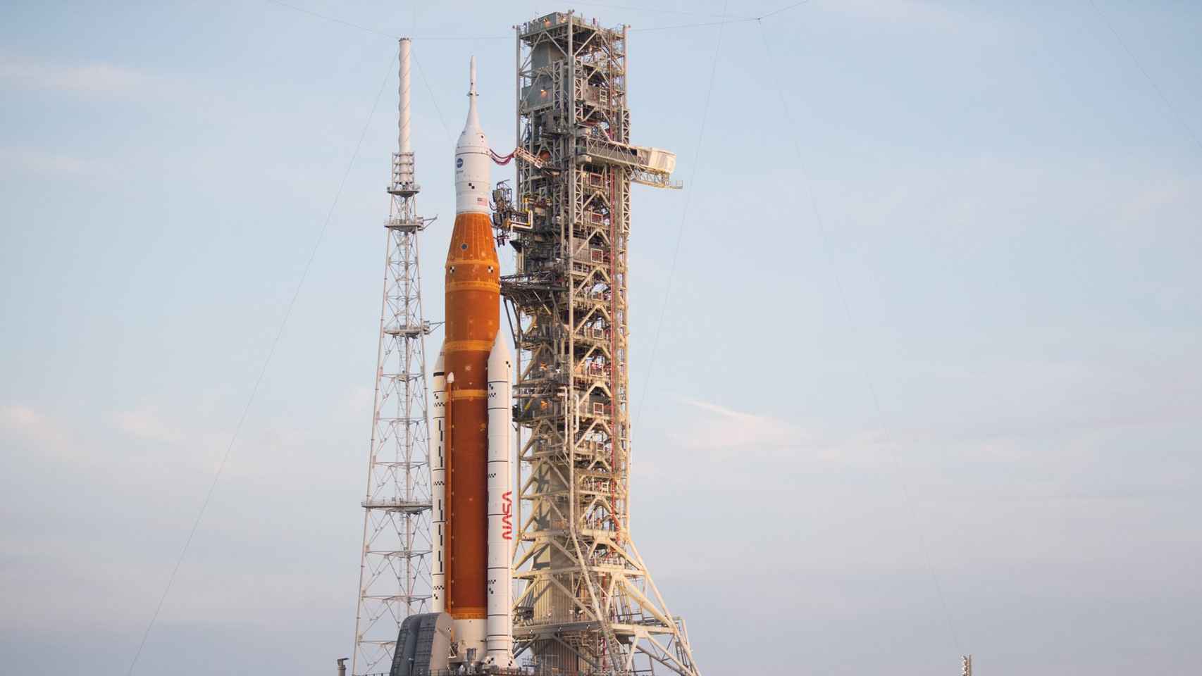 El enorme cohete SLS de la misión Artemis de la NASA ya está en la plataforma de lanzamiento thumbnail