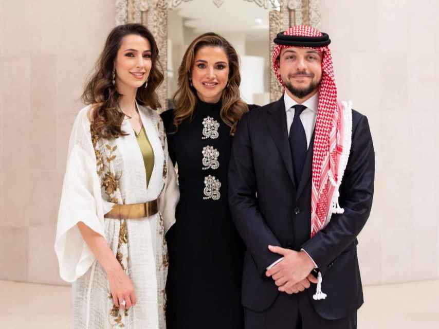 Rania de Jordania junto a su hijo mayor y su prometida.