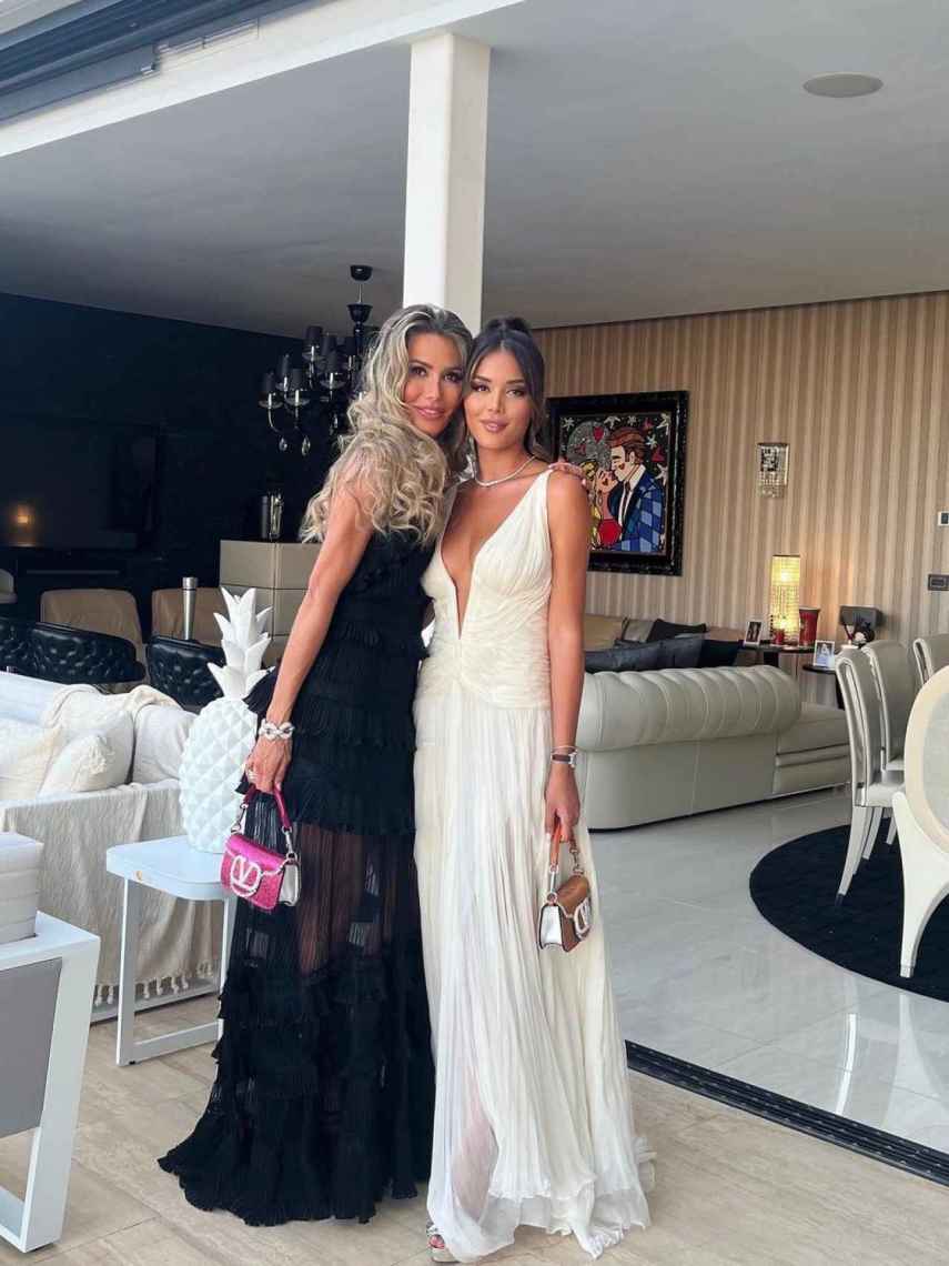 Raquel Bernal junto a su hija, Raquel Flores, en Marbella, esta semana.