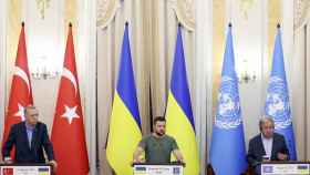 El presidente ucraniano, Volodimir Zelenski, en su reunión en Kiev este 18 de agosto con el presidente turco, Recep Tayyip Erdogan, y el secretario general de la ONU, Antonio Guterres