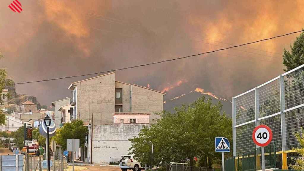 Bejís, en la provincia de Castellón, rodeado por las llamas.