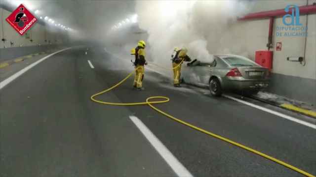 Los Bomberos de la Diputación de Alicante sofocan las llamas de un coche incendiado en el túnel de Villena