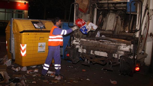 Un trabajador del CTR León de noche