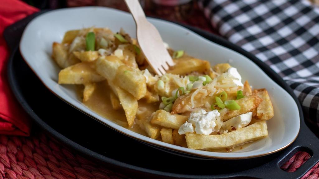 Patatas fritas con salsa de carne, la receta de la comida callejera más  famosa de Canadá