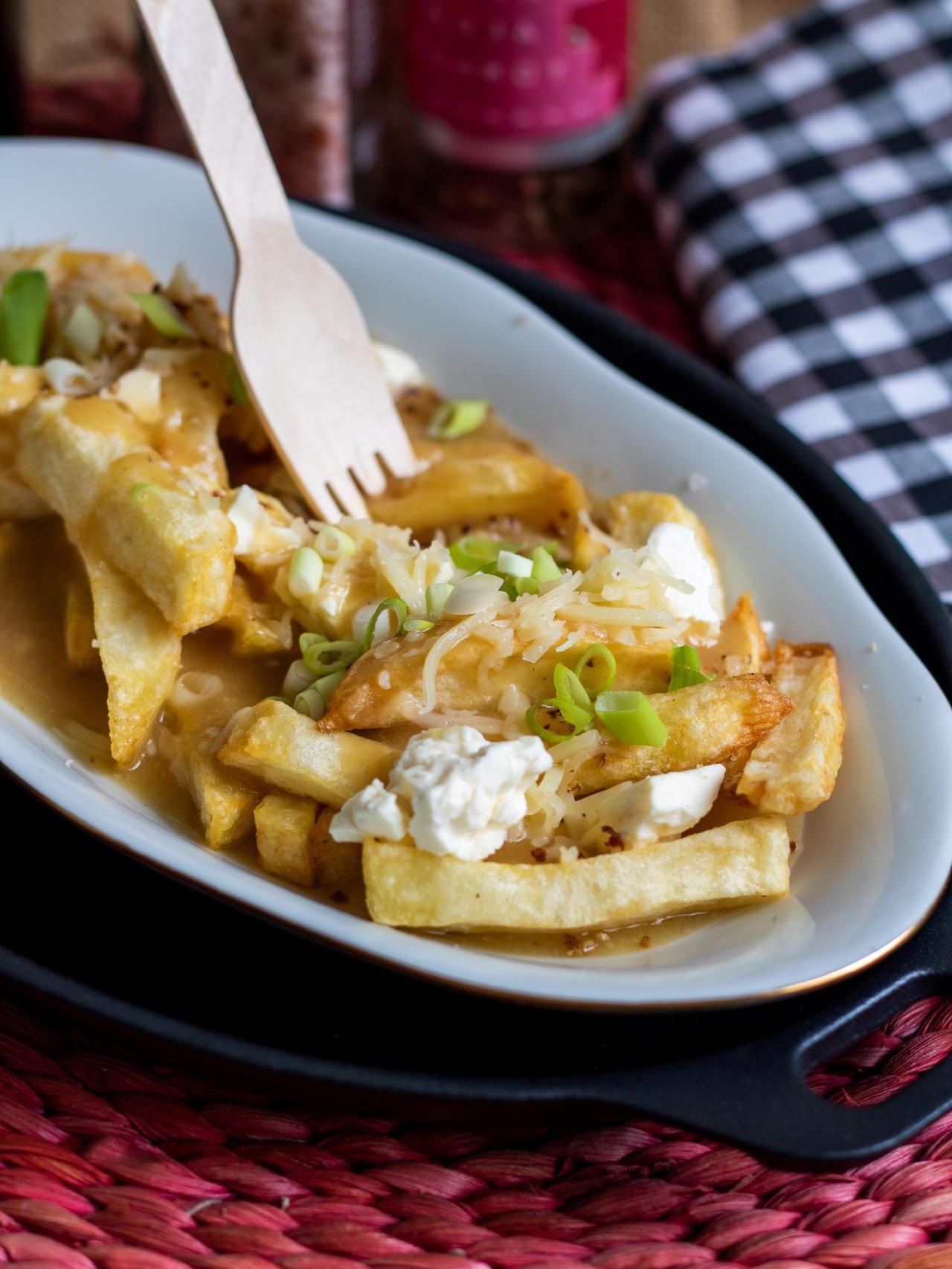 Patatas Fritas Con Salsa De Carne La Receta De La Comida Callejera Más Famosa De Canadá