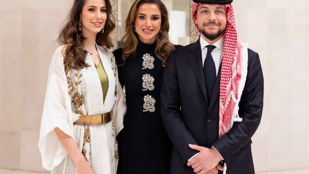 La reina ha anunciado el próximo enlace de su primogénito con Rajwa Al Saif.