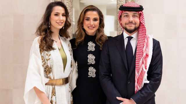 La reina ha anunciado el próximo enlace de su primogénito con Rajwa Al Saif.