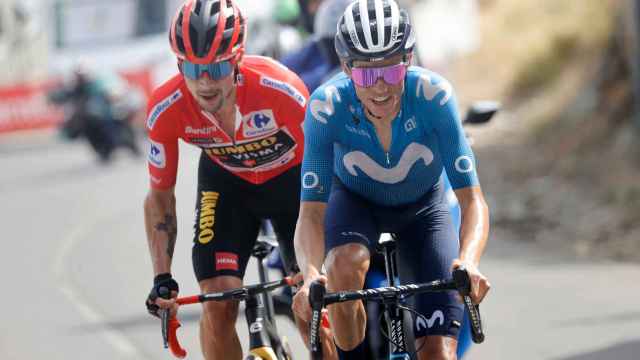 Enric Mas y Primoz Roglic durante una etapa de La Vuelta 2021