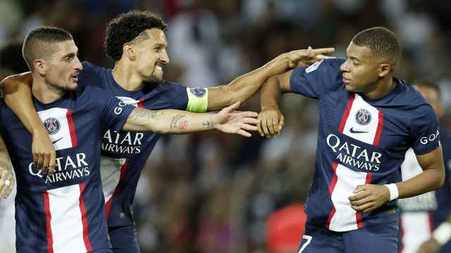 Jugadores del PSG intentan celebrar con Kylian Mbappé un gol