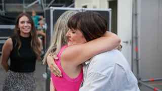 Imágenes del día: el abrazo apretado de Rozalén con la alcaldesa de Toledo