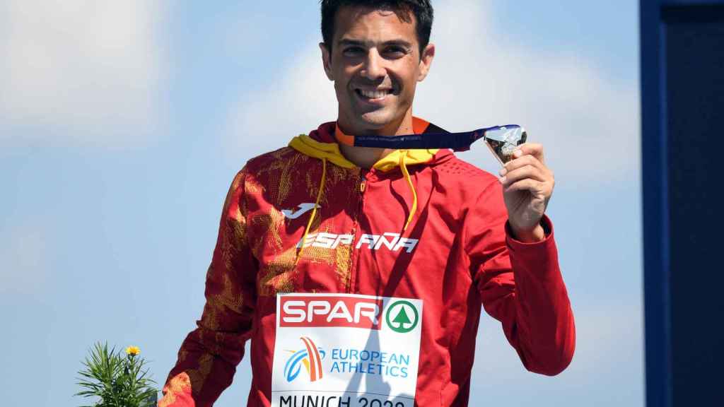 Miguel Ángel López con la medalla de oro del 35 kilómetros marcha de los Europeos de Múnich 2022.