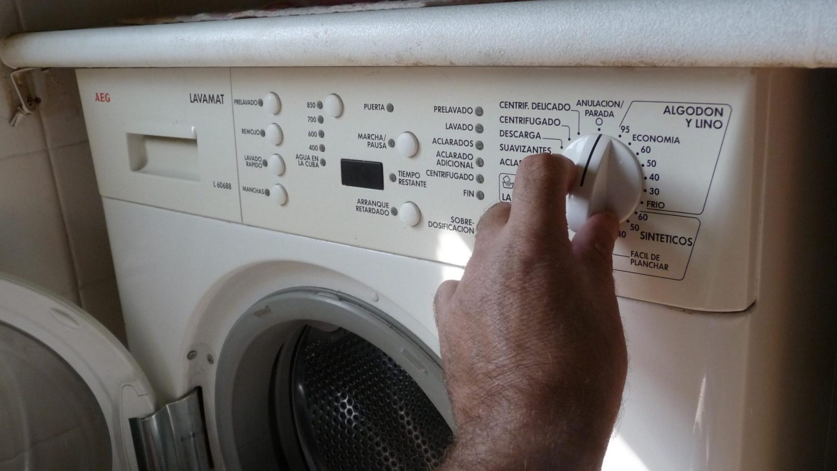 El truco de la lavadora para no planchar camisetas y camisas