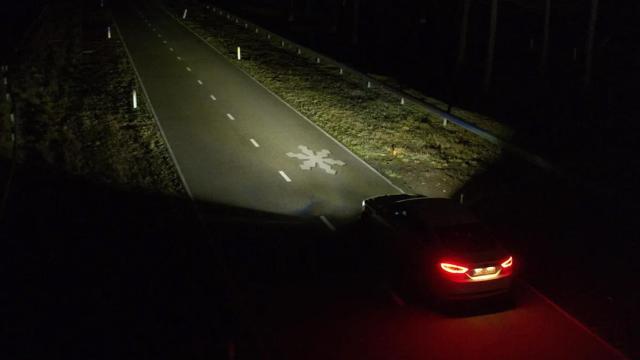 Iluminación de una señal en la carretera.