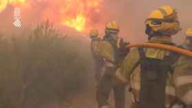 Bomberos trabajan en las tareas de extinción del incendio de Bejís