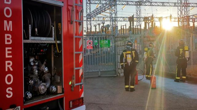 Los bomberos del Ayuntamiento de León en su intervención en la subestación eléctrica.