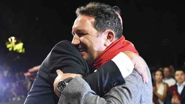 Eusebio Sacristán se abraza con César López, alcalde de Serrada