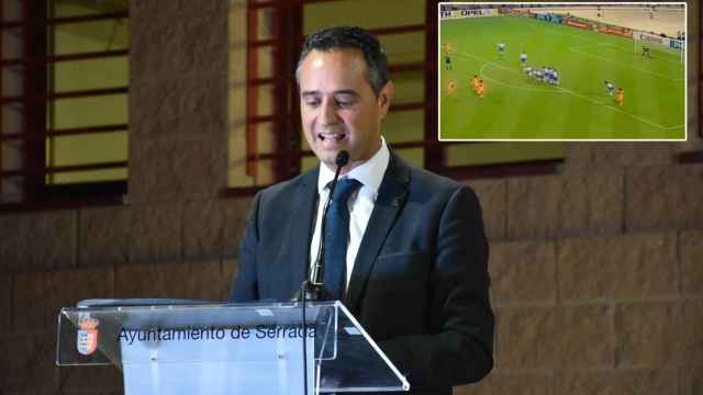 El alcalde de Serrada, César López, y una imagen del gol de Koeman