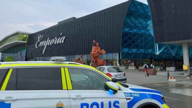 Un coche de la Policía sueca frente al centro comercial de Malmo en el que se ha producido un tiroteo este viernes.