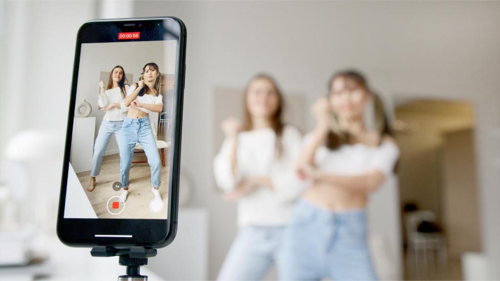 Dos adolescentes grabando un video de TikTok