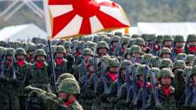 Soldados de las Fuerzas de Autodefensa de Japón desfilan en la base japonesa de Asaka, el 23 de octubre de 2016.