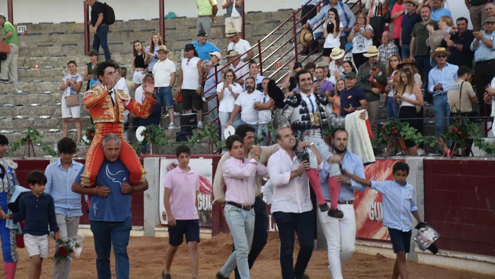 Fotogalería de la corrida de Morante en Guijuelo donde cortó un rabo